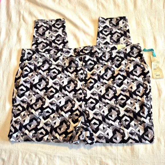 Livi Active women's size 3X or 26/28 black gray & white chevron design NWT - Picture 2 of 6